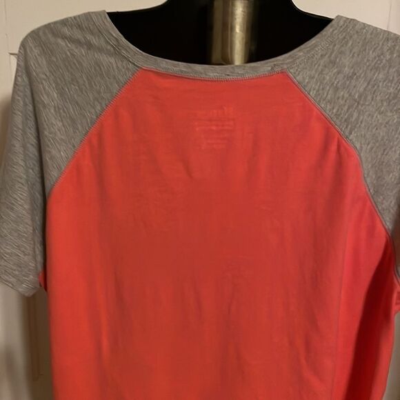 NWOT 2XL Hanes melon/salmon color w/gray short sleeves rounded hem shirt - Picture 8 of 14
